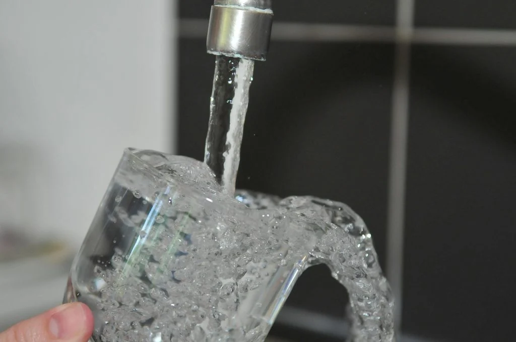 Zauberwasser: frisches Leitungswasser fließt in ein Glas