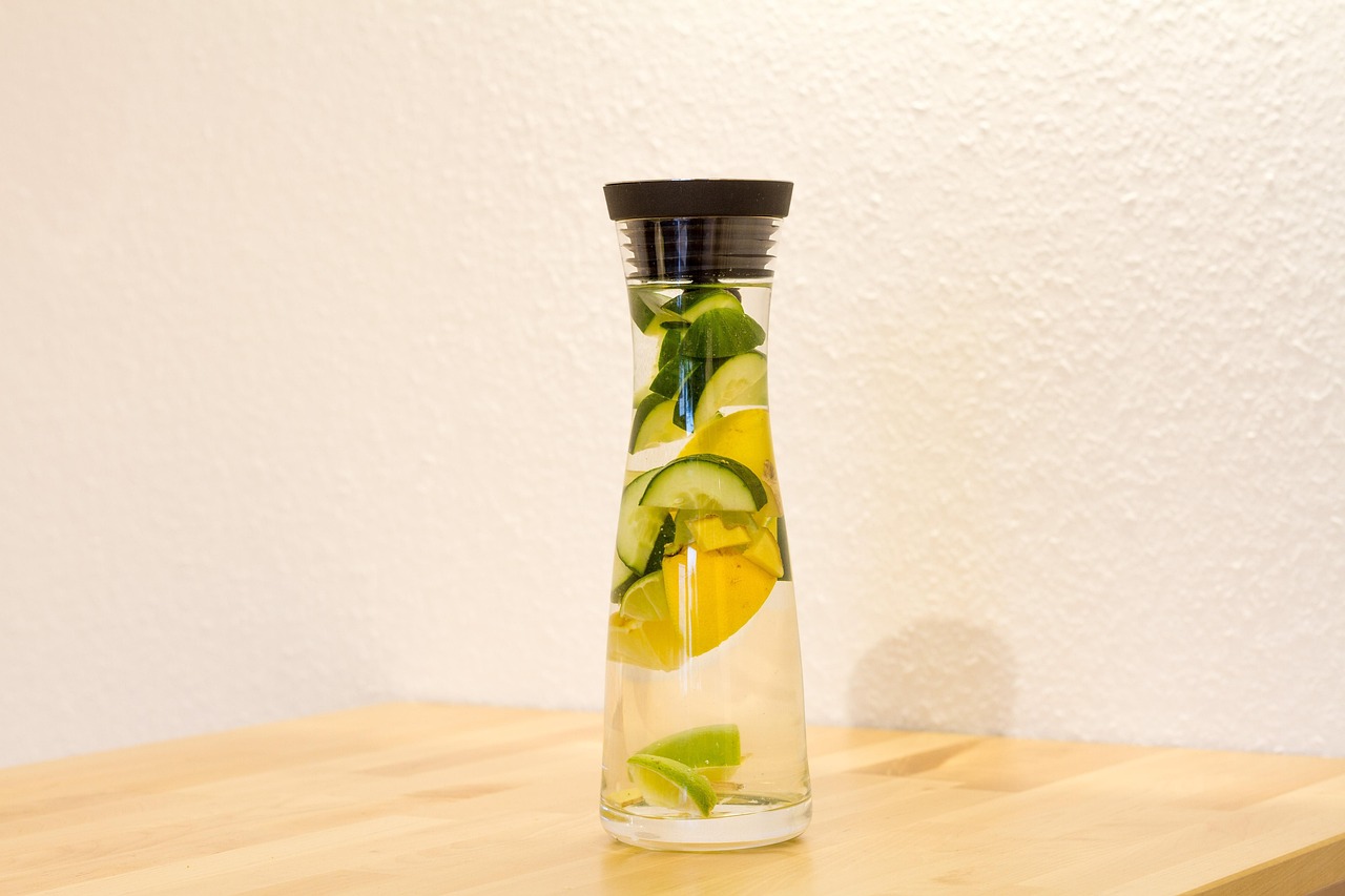 EM-Keramik — kleine Röhrchen, große Versprechen Keramische Wasser-Steine in der Karaffe