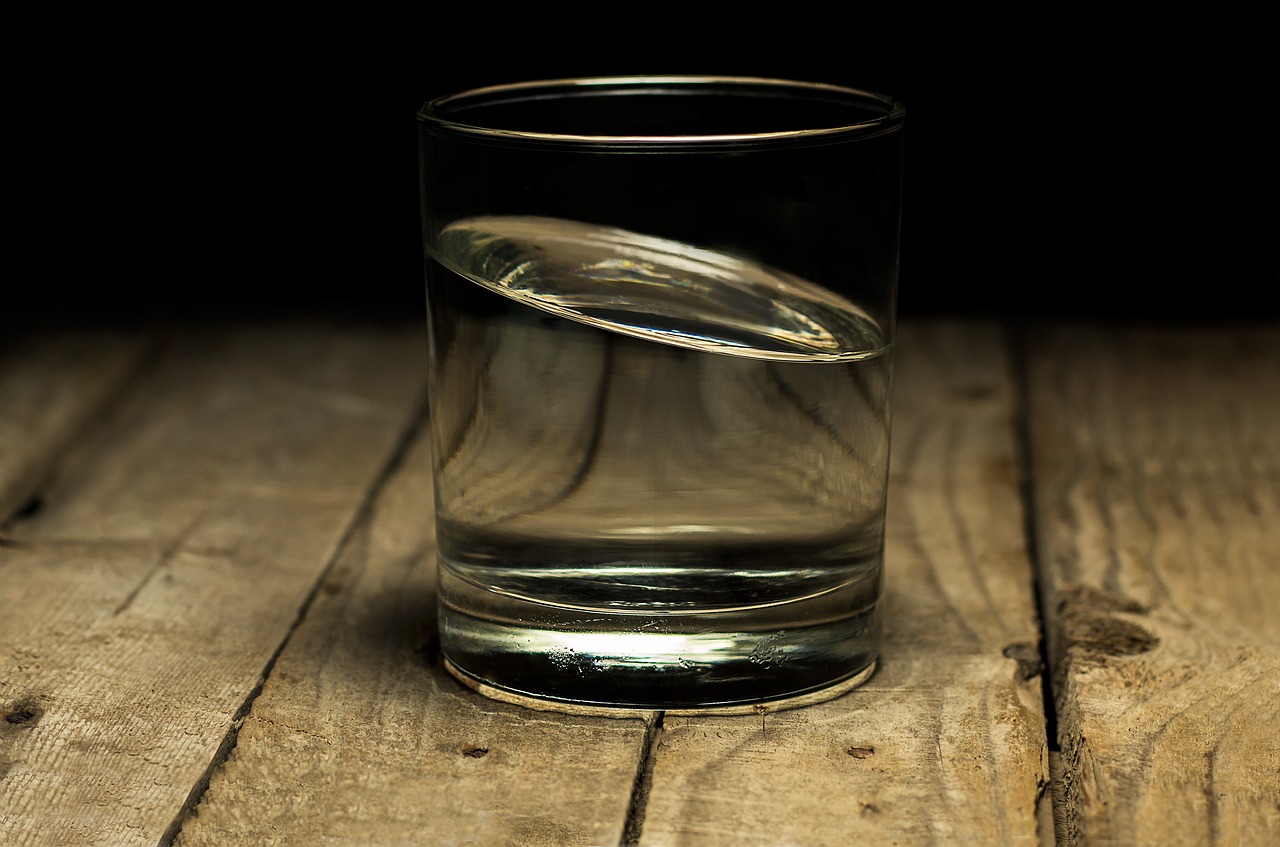 Trinkwasser im Glas — wer entscheidet, was rein darf?