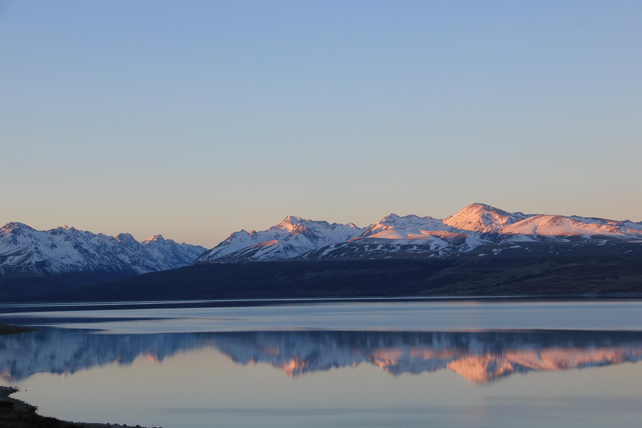 Glas Wasser im Sonnenlicht — Lebenselixier