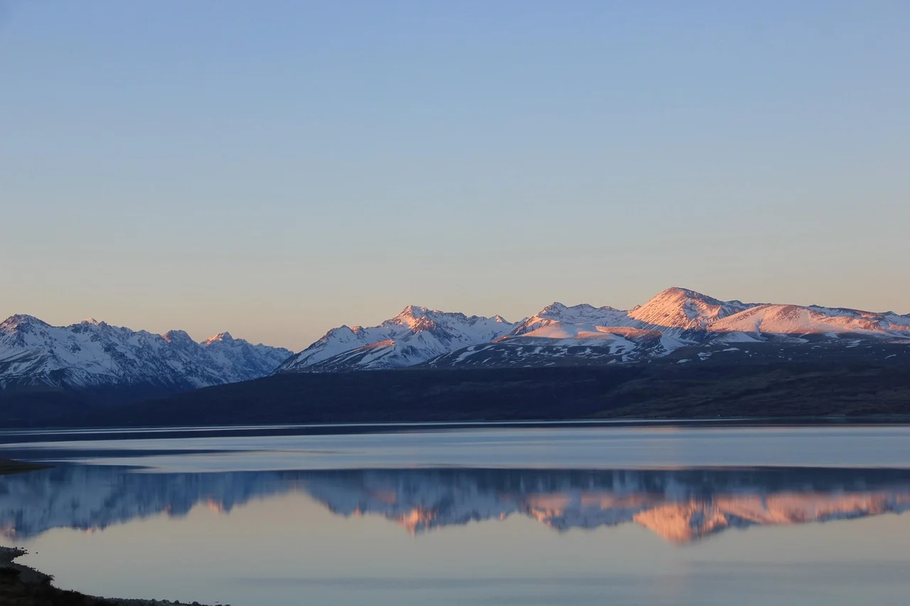 Zauberwasser: klarer Bergsee mit Spiegelung im Abendlicht