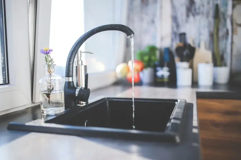Wasserhahn in einer hellen Küche, aus dem Leitungswasser läuft · Zauberwasser
